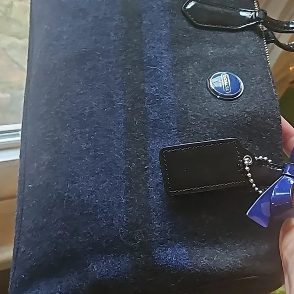 AUTHENTIC VINTAGE COACH WOOL HANDBAG WITH PATENT LEATHER HANDLE AND BOW - Picture 2 of 9